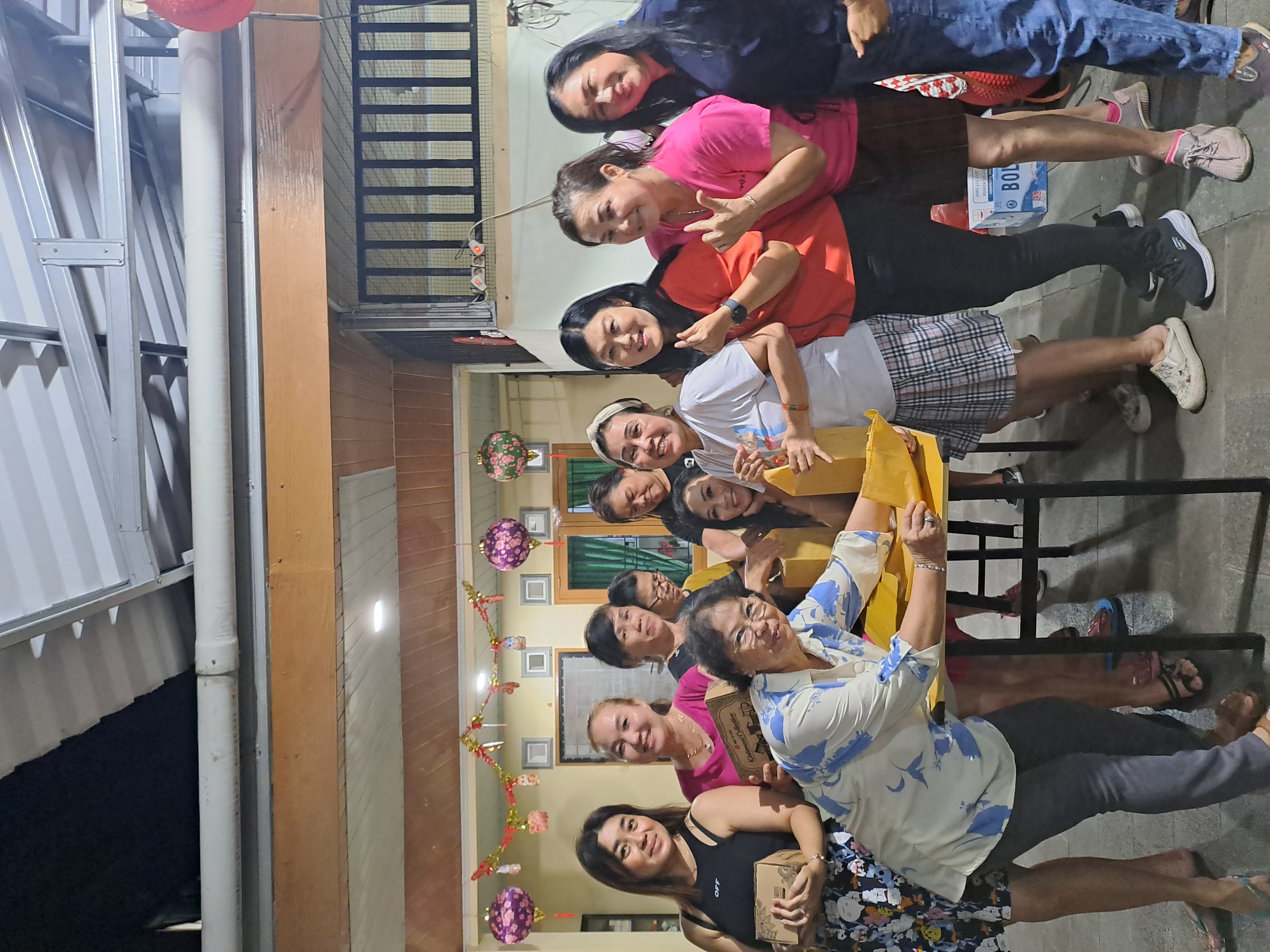 Kegiatan Bungkus Kado